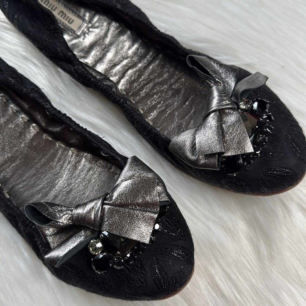 Miu Miu Black Shimmer Fabric and Leather Bow Embellished Scrunch Flat - Picture 2 of 9